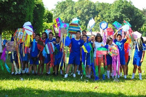 Un grupo de estudiantes muestra el barrilete con el que participó en el concurso, en Santa Cruz Muluá. (Foto Prensa Libre: Jorge Tizol)<br _mce_bogus="1"/>