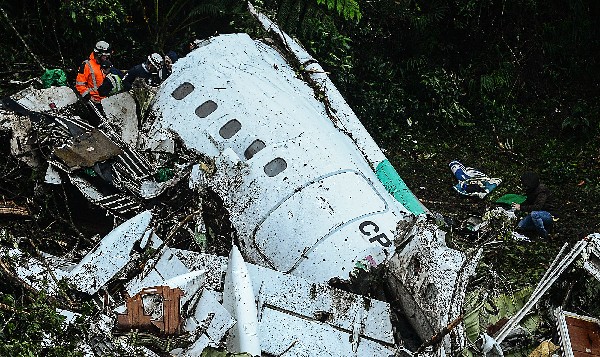 Rescatistas trabajan en la busqueda de víctimas del accidente aéreo. (Foto Prensa Libre: AFP
