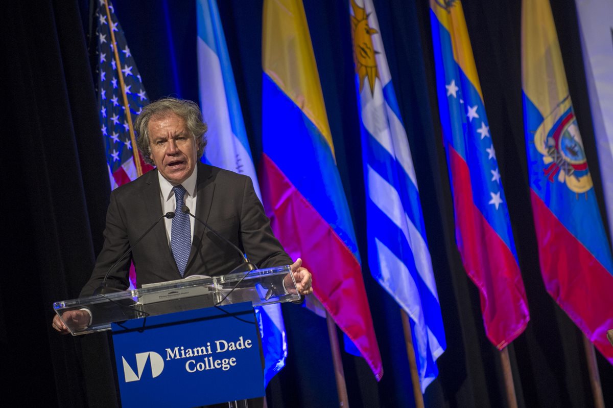Luis Almagro, secretario general de la OEA, da un discurso en Miami, Florida. (Foto Prensa Libre: EFE)