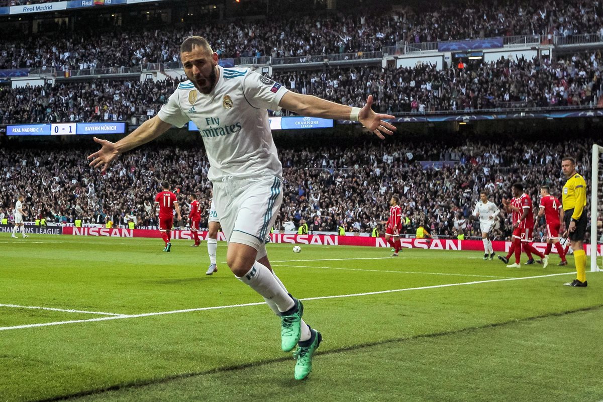 Benzema corre y celebra con los brazos abiertos el gol del empate.