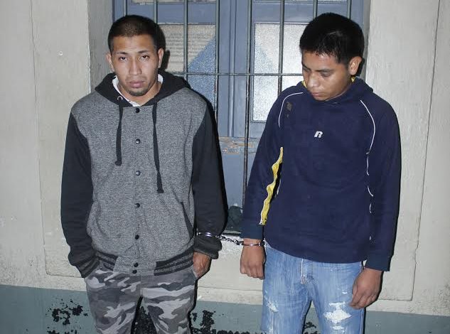 Sujetos fueron sorprendidos por la PNC cuando intentaban saquear una zapatería en Chimaltenango. (Foto Prensa Libre: Víctor Chamalé)