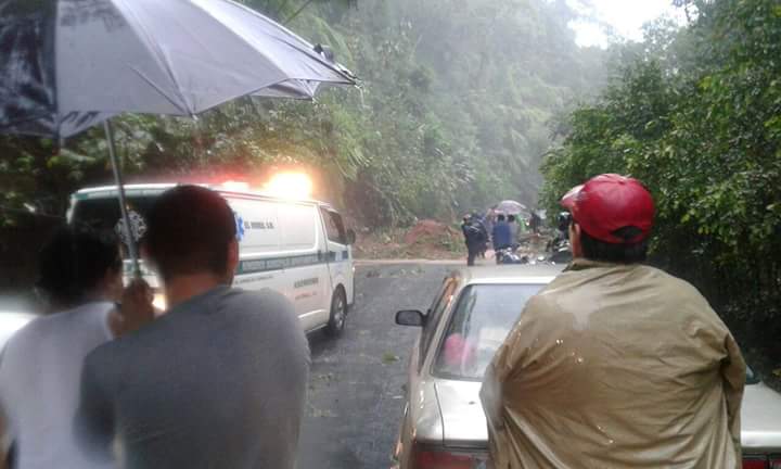 Automovilistas se detienen debido a hundimiento en ruta de El Tumbador a San José El Rodeo, San Marcos. (Foto Prensa Libre: Alexánder Coyoy)