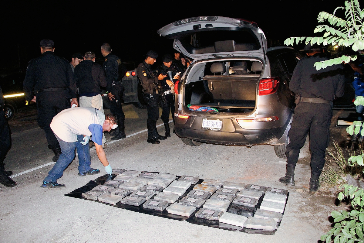 Agentes antinarcóticos de la PNC contabilizan droga incautada en la cabecera de Zacapa. (Foto Prensa Libre:)