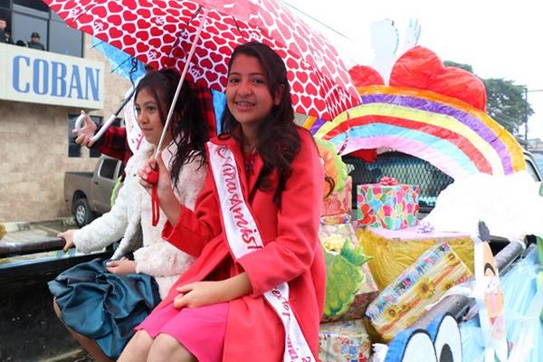 Dos de las candidatas a Señorita Amistad, en Cobán, Alta Verapaz. (Foto Prensa Libre: Eduardo Sam Chun)