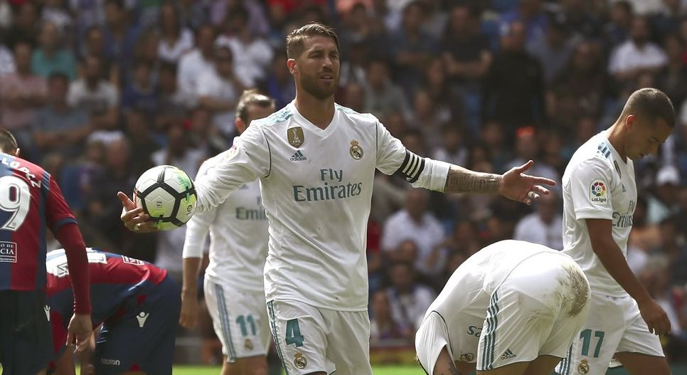 Sergio Ramos y sus compañeros no encontraron el juego que diera el triunfo en el Santiago Bernabéu. (Foto Prensa Libre: EFE)