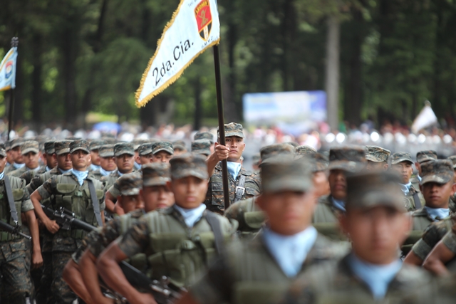 Soldados participan en un desfile en la base militar Mariscal Zavala, en la zona 17. (Foto Prensa Libre: Hemeroteca PL)