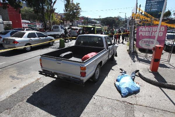 Fiscales del MP buscan evidencias en el lugar donde murió baleado Cruz Ajmac Calel, en la zona 9.
