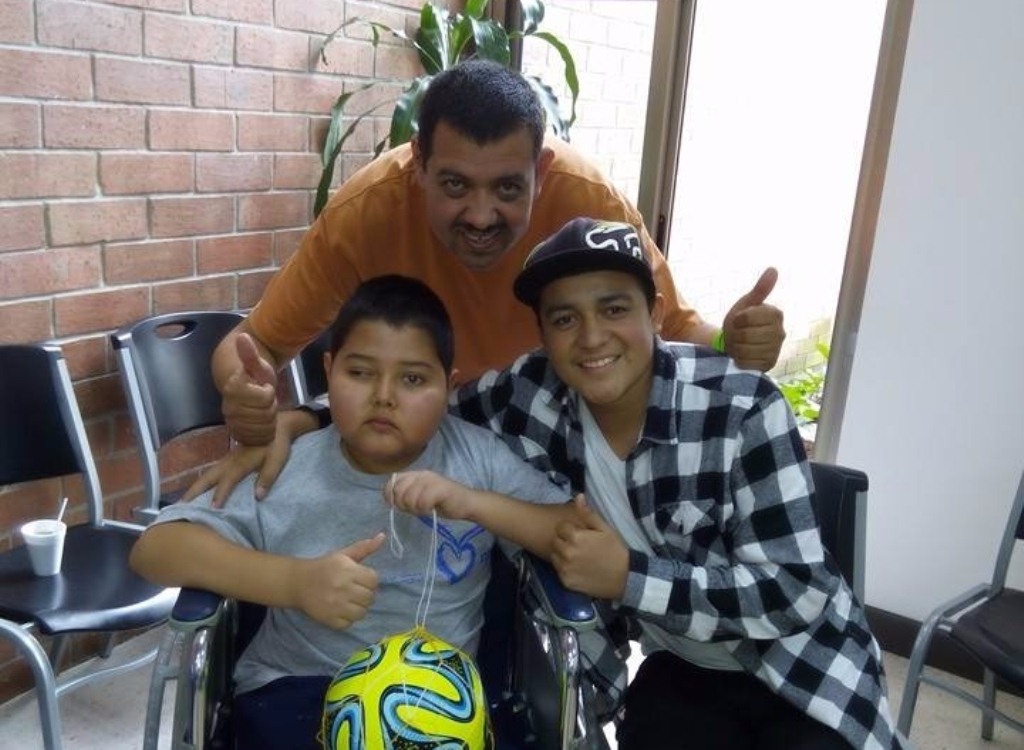 Marcos Alejandro Castellanos, quien padece de un tumor en el cerebro, - en silla de ruedas- junto a su padre y un hermano. (Foto Prensa Libre)