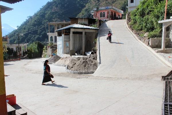 Calzada de acceso a la    aldea Tzununá, inaugurada recientemente.