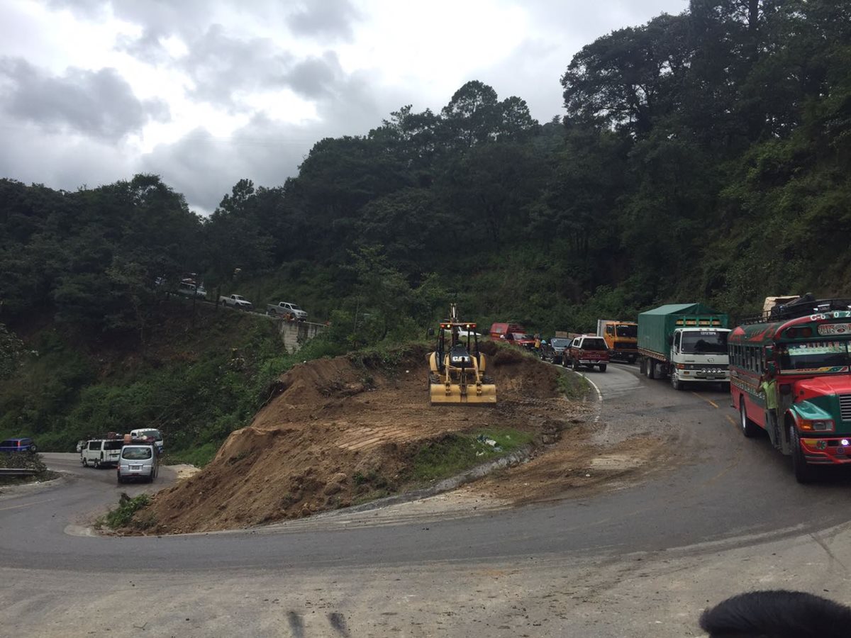 Maquinaria amplía la ruta en Chichicastenango, Quiché, donde colapsó una cuneta y socavó la carretera. (Foto Prensa Libre: Héctor Cordero)