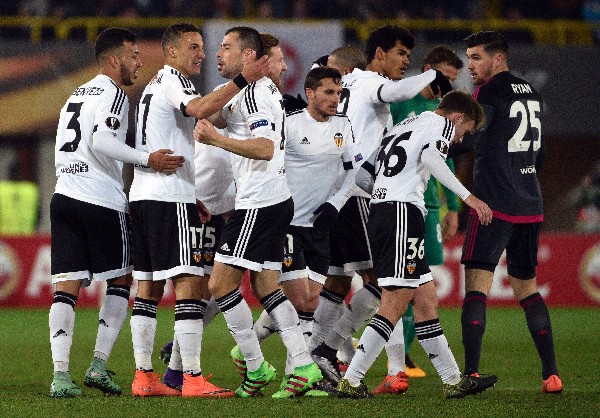 Los jugadores de Valencia festejan el boleto a la siguiente fase. (Foto Prensa Libre: AFP)