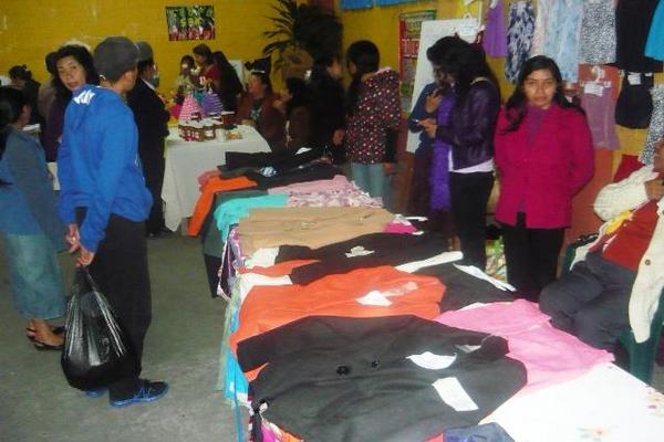 Fruta envasada y prendas de vestir, confeccionadas por mujeres emprendedoras de San Marcos, son exhibidas en el corredor de la comuna. (Foto Prensa Libre: Genner Guzmán)