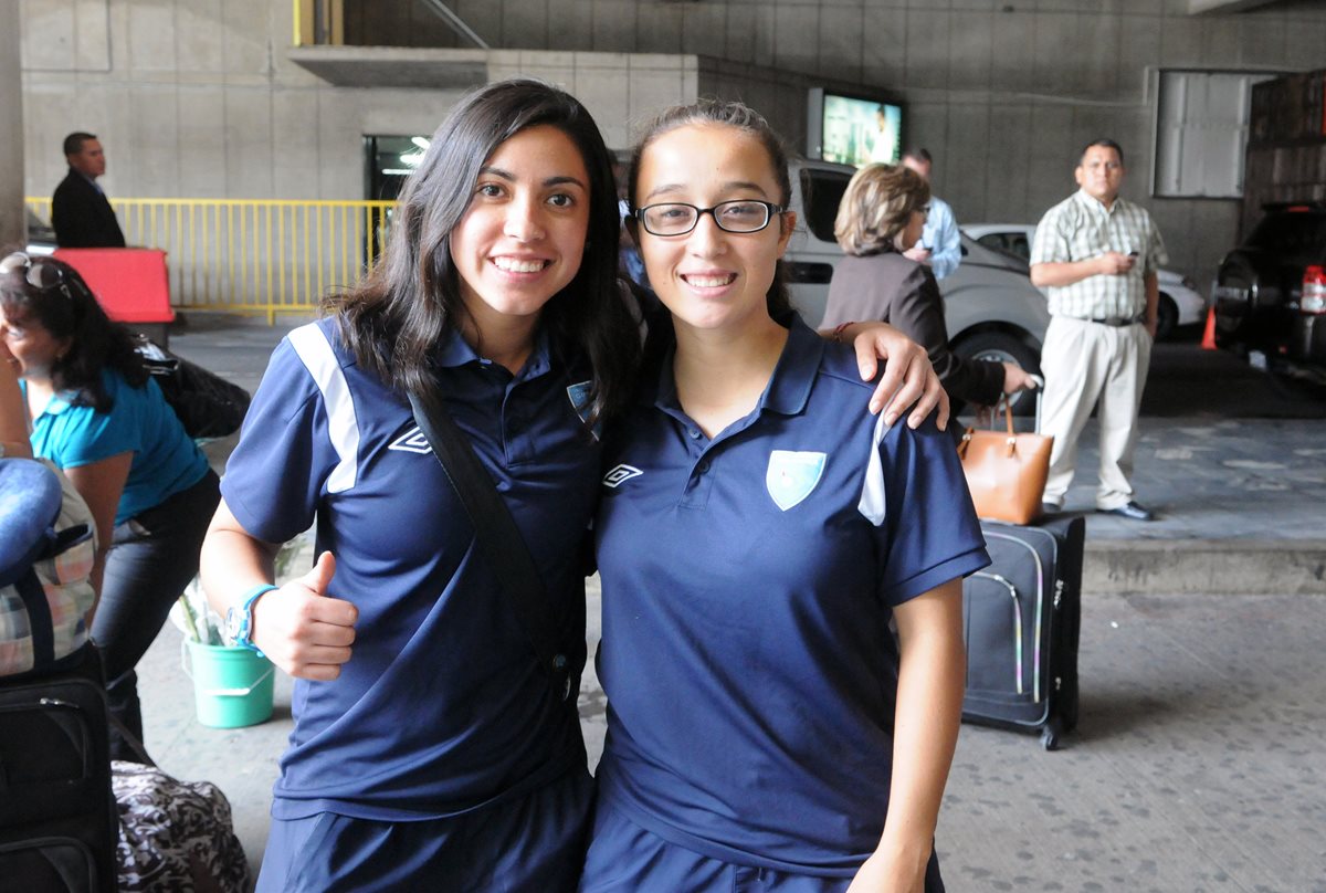 Ana Lucía Martínez -izq.- junto a Vivian Herrera de la Selección Femenina en su regreso al país. (Foto Prensa Libre: Marcela Morales)