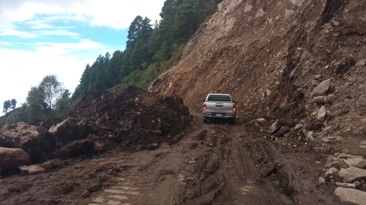 Uno de los primeros automotores que pasaron luego de quedar libre el paso hacia Sibinal, San Marcos. (Foto Prensa Libre: Ejército de Guatemala).