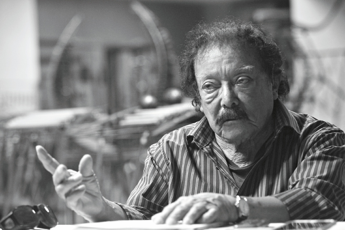El maestro Joaquín Orellana en su estudio, en el Centro Cultural Miguel Ángel Asturias. Foto Prensa Libre: Álvaro Interiano