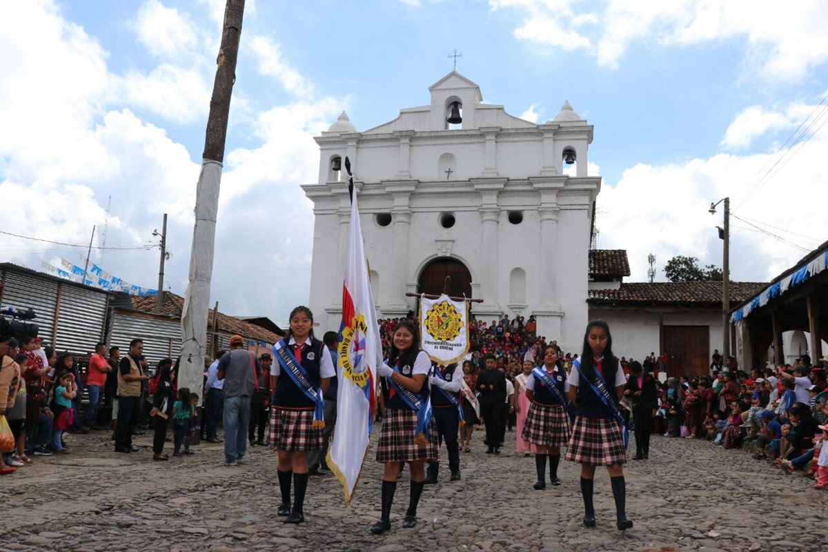 Estudiantes indígenas del instituto INEEB de Chichicastenango, Quiché, lucen su traje tradicional en desfile cívico. (Foto Prensa Libre: Héctor Cordero)