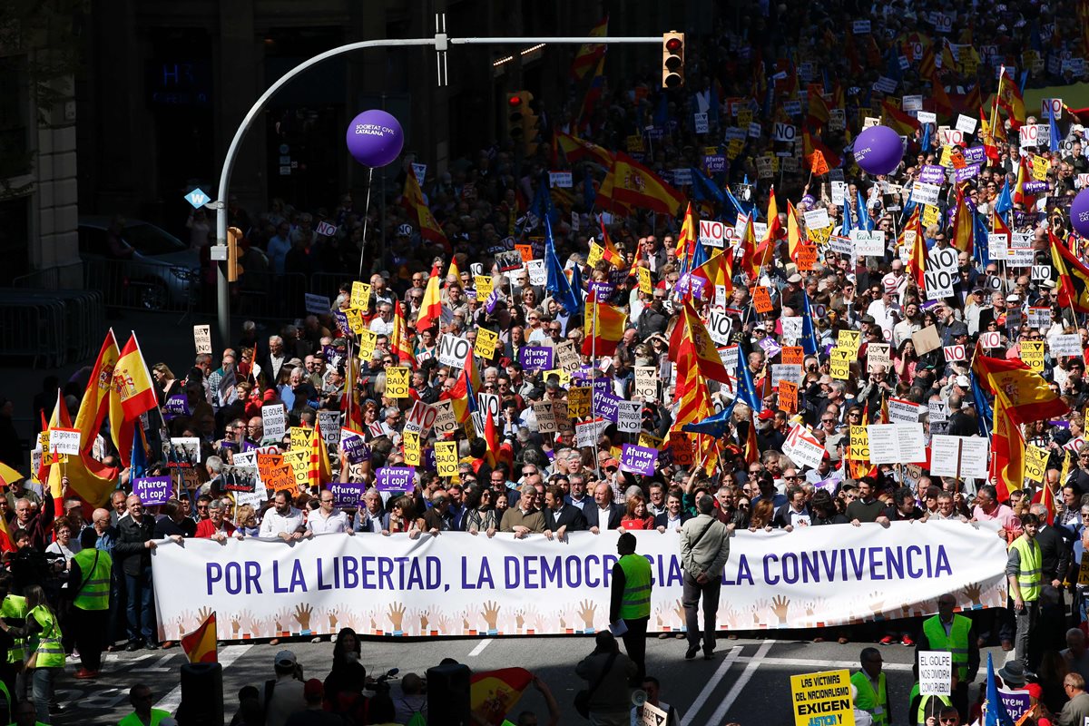 Unas seis mil 500 personas, según cálculos oficiales, marcharon en Barcelona. (Foto Prensa Libre. AFP)