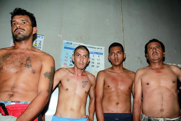 Los cuatro capturados son señalados de atacar a balazos a tres agentes de la PNC en Champerico. (Foto Prensa Libre: Rolando Miranda)<br _mce_bogus="1"/>