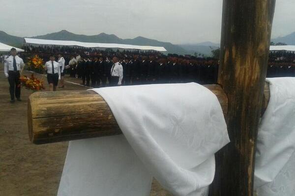 Ofrenda en memoria de los policías caídos. (Foto Prensa Libre: Mingob)