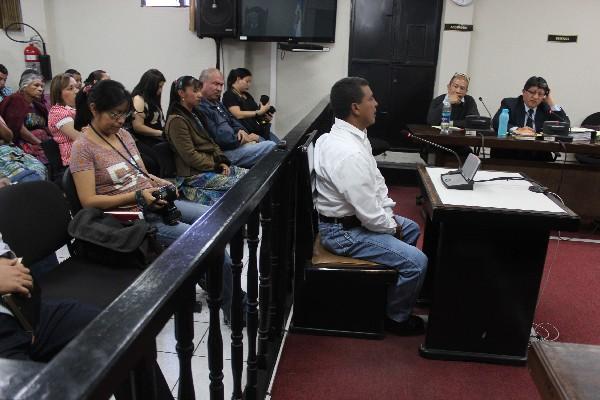 Excombatiente Braulio Che Cu rinde declaración en Tribunal de Sentencia.