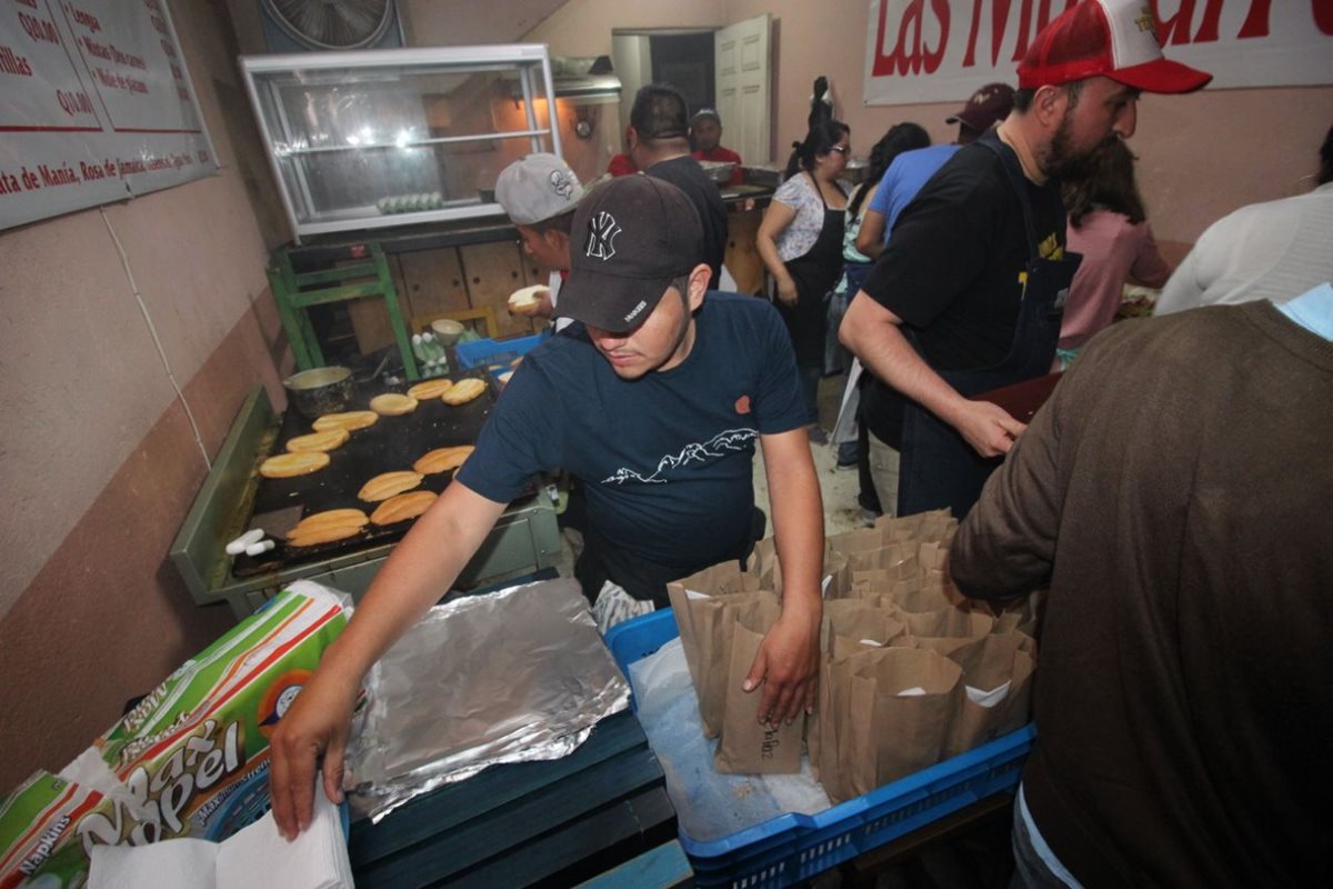 Unas 350 cenas fueron entregadas la noche del sábado a personas en condición de calle. (Foto Prensa Libre: José Dávila)