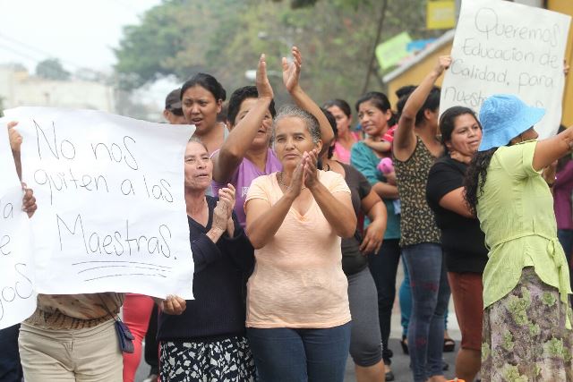 Padres de familia protestan en el ingreso a la colonia Renacimiento Municipal en zona 18. (Foto Prensa Libre: Ercik Ávila)