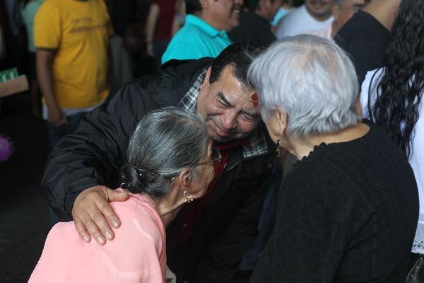 Enrique Mendoza saluda emotivamente a su madre, a quien no veía desde hace 18 años.