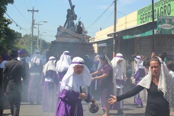 Con una procesión de la imagen del Nazareno se conmemoraron los 25 años  de la consagración de la imagen como Patrono jurado contra la violencia  en Escuintla. (Foto Prensa Libre: Melvin Sandoval)