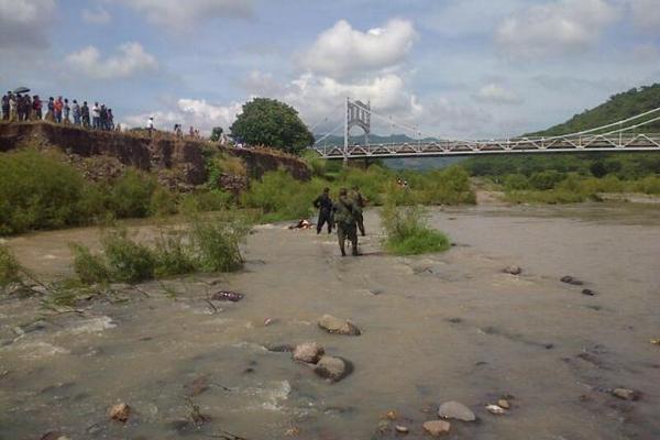 Autoridades inspeccionan el lugar donde fueron encontrados los dos cadáveres, en Asunción Mita. (Foto Prensa Libre: Óscar González). <br _mce_bogus="1"/>