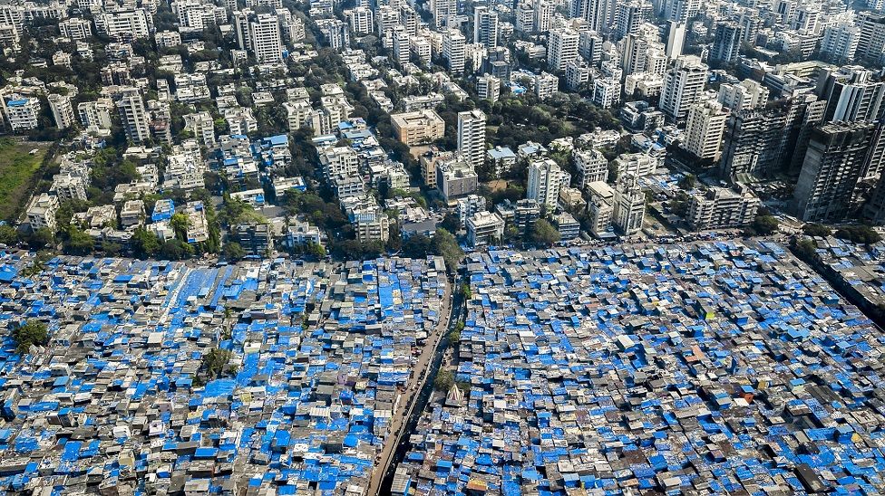 Bombay, India. Los techos azules son lonas diseñadas para proteger contra el el viento monzón. JOHNNY MILLER/MILLEFOTO