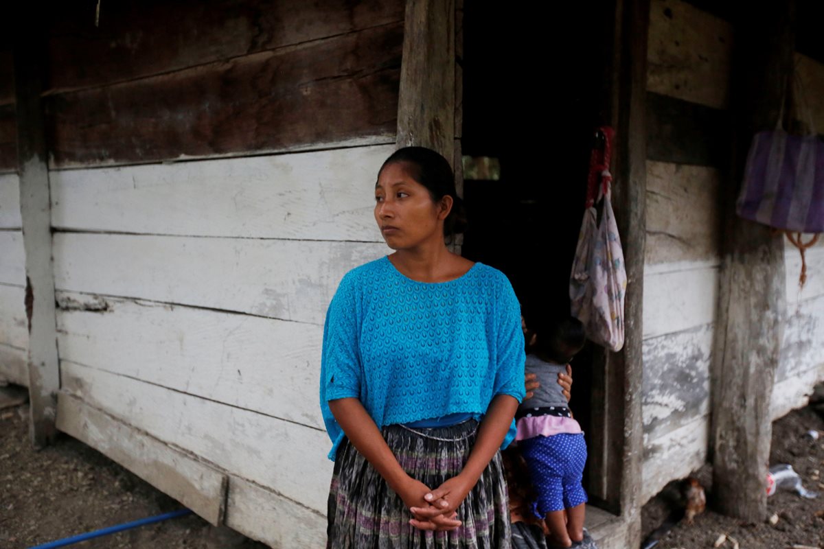 Claudia Marroquín,  madre de Jakelin Caal, de 27 años,  vive en el caserío San Andrés Secortéz, Raxruhá, Alta Verapaz, y pide justicia por la muerte de su hija. (Foto Prensa Libre: EFE)