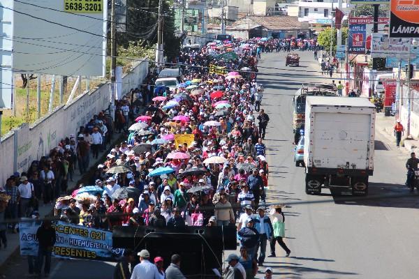 Docentes protestan en  la ciudad de Huehuetenango.