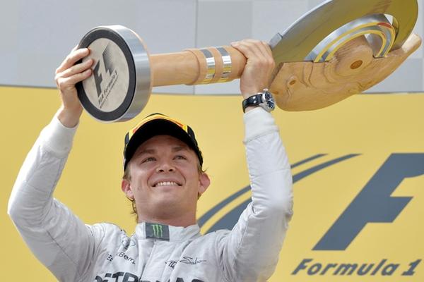 Rosberg celebra con trofeo en mano al finalizar la prueba. (Foto Prensa Libre: AFP)