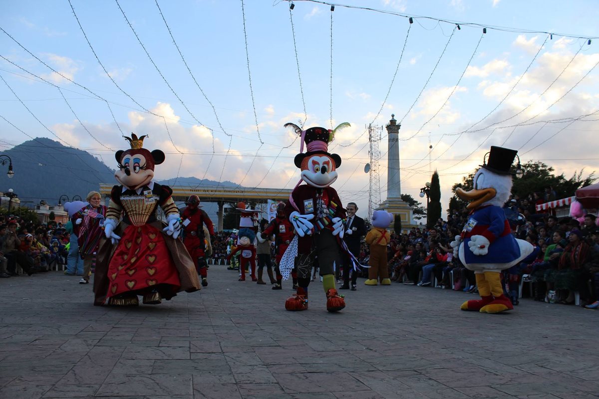 Personajes de diferentes películas y caricaturas bailan en el parque San Miguel. (Foto Cortesía Convite Año Nuevo)