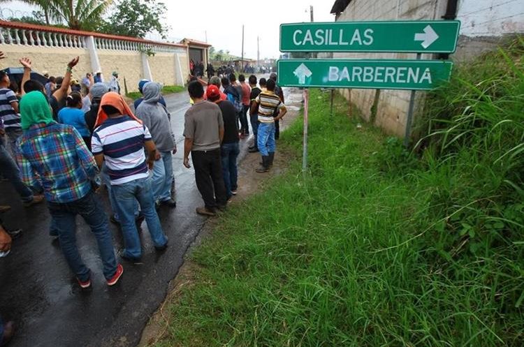 Debido a la oposición al trabajo de la Mina San Rafael, en San Rafael Las Flores, Santa Rosa, las fuerzas de seguridad disolvieron un bloqueo de vecinos de Casillas la semana pasada. (Foto Prensa Libre: Álvaro Interiano)