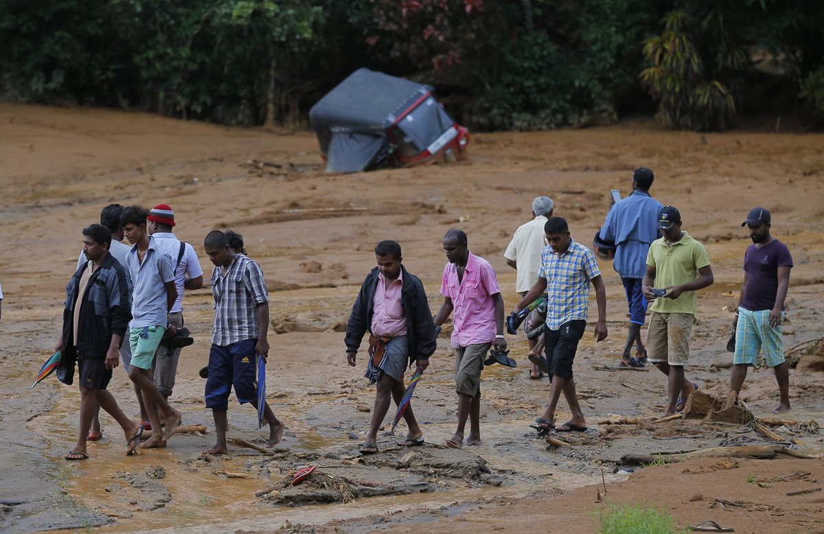 Lluvia y deslaves causan balance trágico en Sri Lanka, especialmente en el municipio de Aranayake. (Foto Prensa Libre: AP).