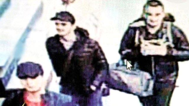 Imagen de video muestra a los tres atacantes antes de la masacre en aeropuerto de Estambul. (Foto Prensa Libre: AP)