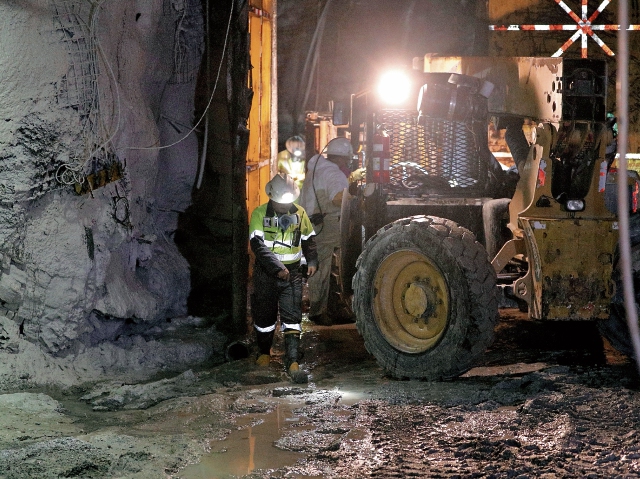 En el interior de Mina San Rafael, personal que aún labora hace trabajos de mantenimiento. (Foto Prensa Libre: Álvaro González)