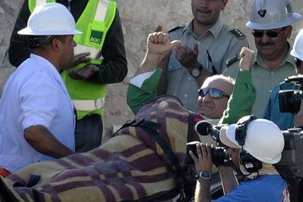 José Henríquez, el "guía espiritual" de los mineros atrapados, se convirtió hoy en el rescatado número 24.