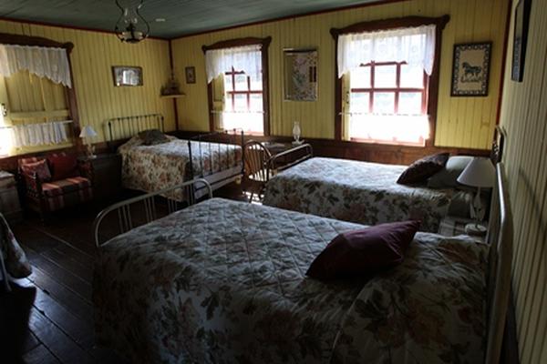 La posada cuenta con cuatro habitaciones con    chimeneas o calefacción en los que  destaca la decoración  europea, con pequeñas camas de hierro y muebles antiguos. (Foto Prensa Libre: Álvaro Interiano)