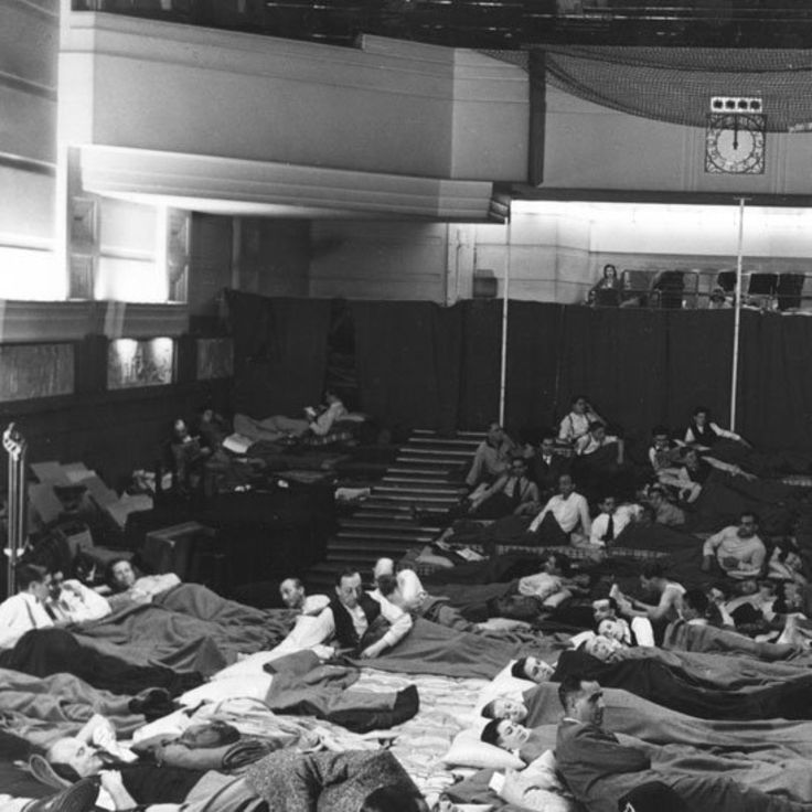 La misma sala de conciertos que recibió a los embajadores en 1938 fue apenas dos años después dormitorio para los funcionarios de la BBC durante la guerra.