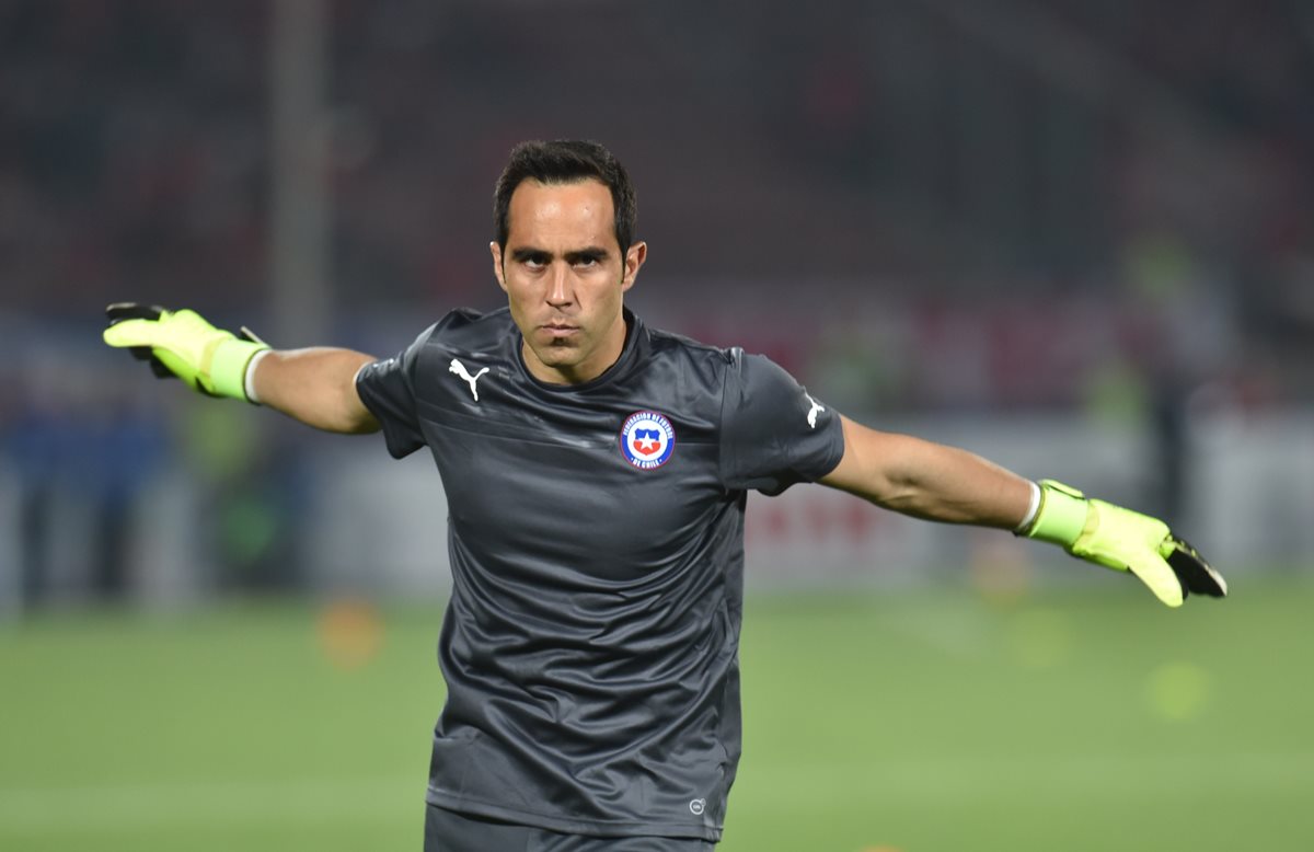 El portero Claudio Bravo se perderá el partido inaugural de la selección de Chile por lesión. (Foto Prensa Libre: AFP)