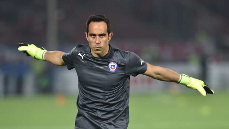 El portero Claudio Bravo se perderá el partido inaugural de la selección de Chile por lesión. (Foto Prensa Libre: Hemeroteca)