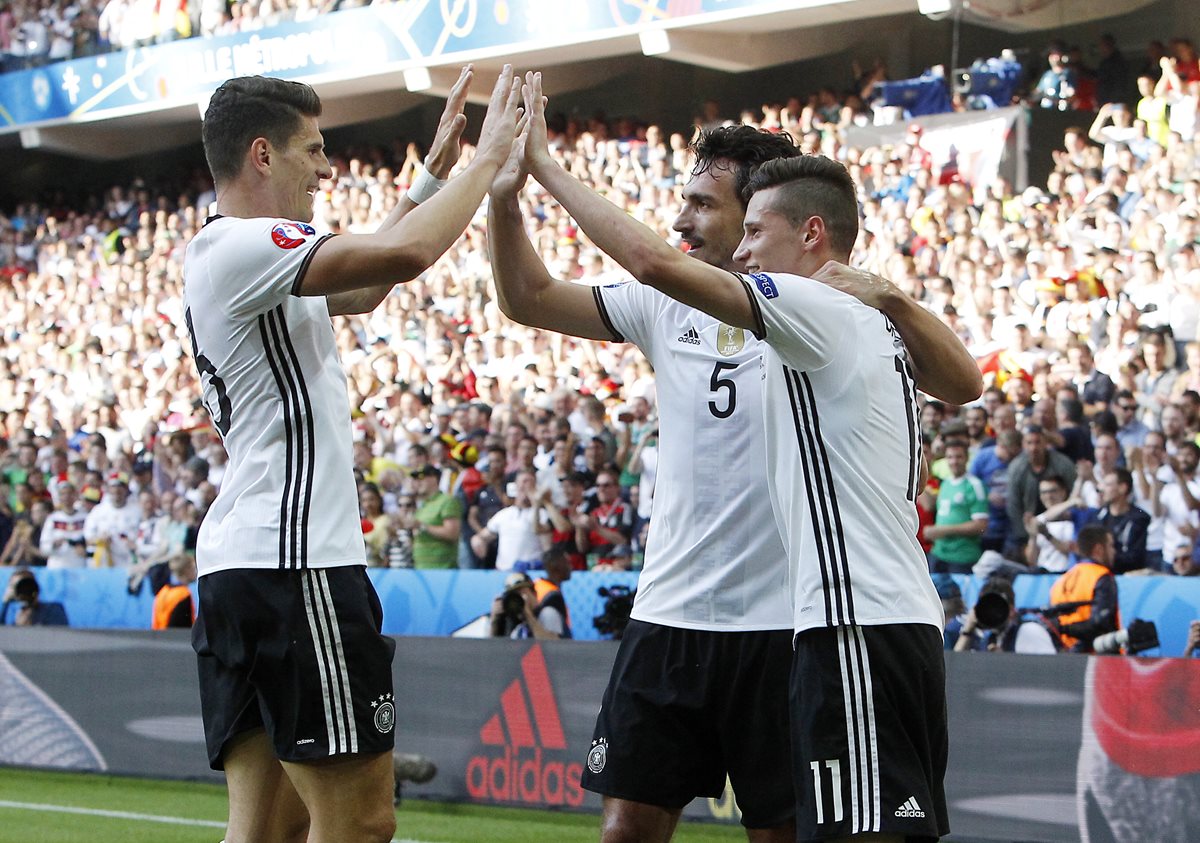Hummels, Gomez y Drexler festejan luego de la tercera anotación. (Foto Prensa Libre: AP)