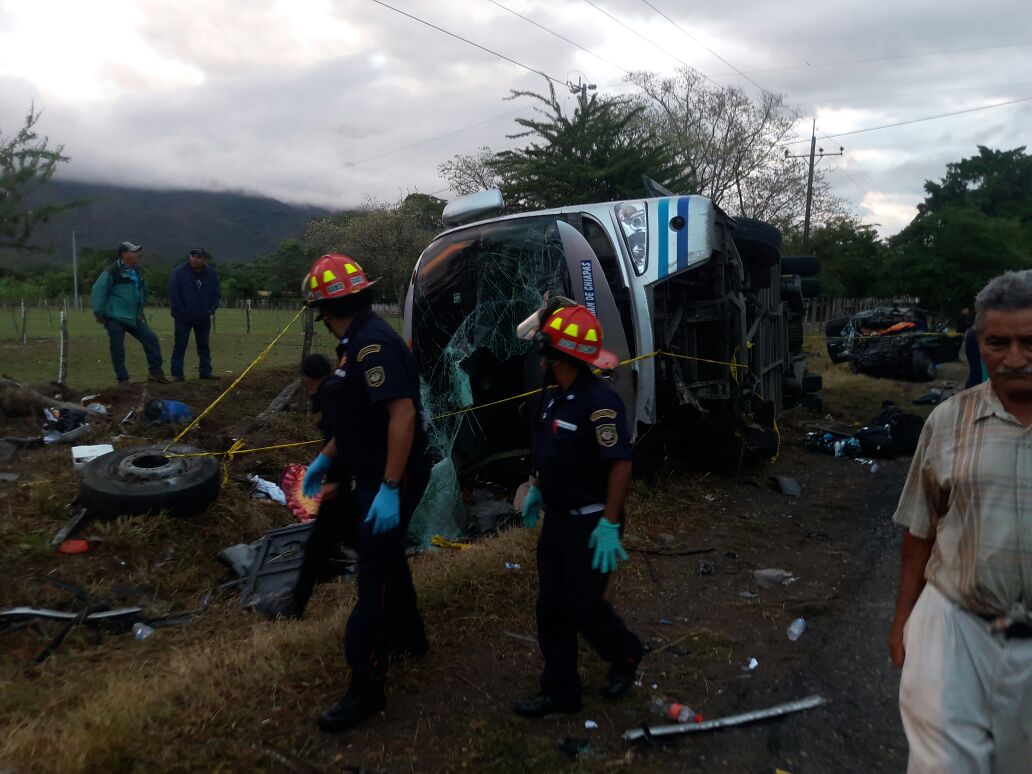 Autobús accidentado en la ruta al Atlántico, en Río Hondo. (Foto Prensa Libre: @CBMDEPTAL).