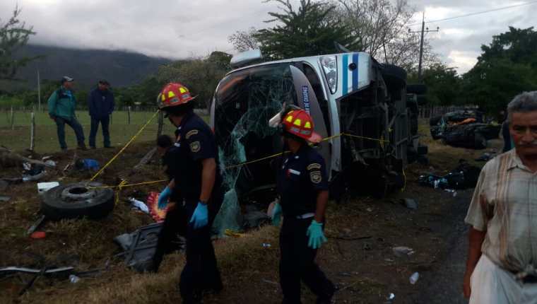 Autobús accidentado en la ruta al Atlántico, en Río Hondo. (Foto Prensa Libre: @CBMDEPTAL).
