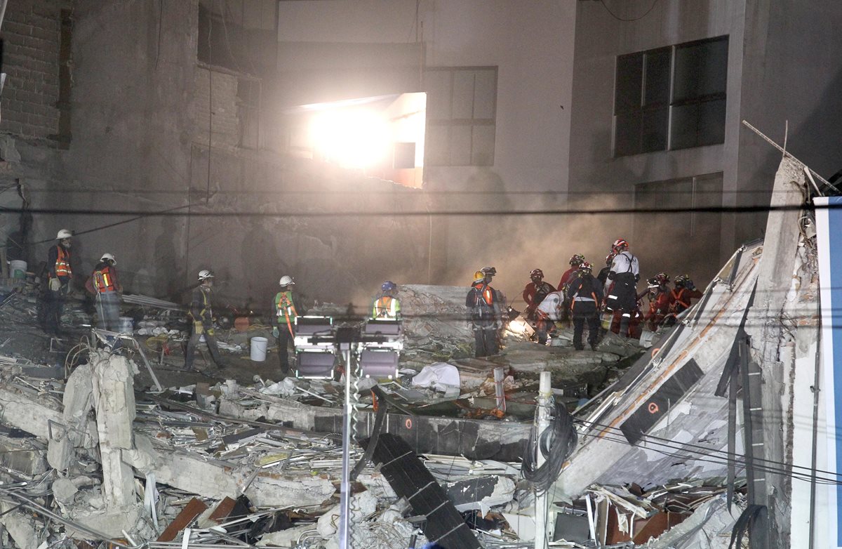 Brigadistas continúan con la extracción de v´timas mortales que quedaron atrapadas en el edificio de la avenida Álvaro Obregón tras sismo. (Foto prensa Libre:EFE).