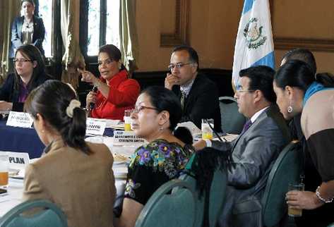 La vicepresidenta  Roxana Baldetti participa en la junta de Gabinete Social, en el Palacio Nacional de la Cultura. A su izquierda está el ministro de Desarrollo Social, Leonel Rodríguez.