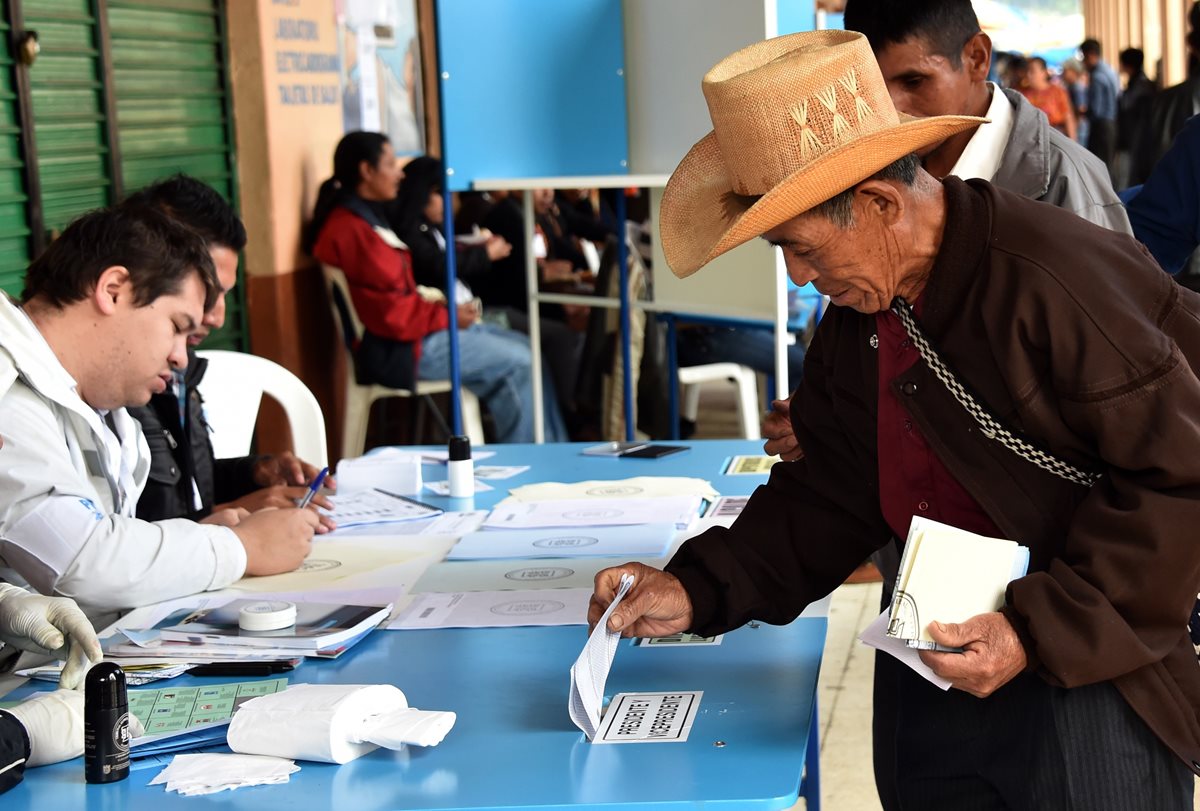 Pobladores de San Juan Sacatepéquez llegaron a los centros de votación desde diversas aldeas. (Foto Prensa Libre: AFP).