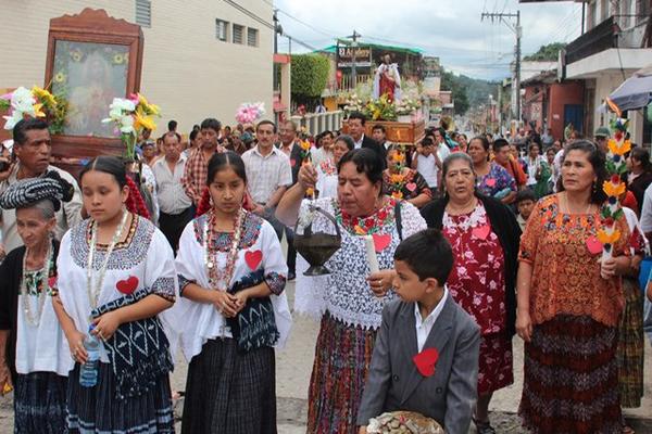 Cofrades, comerciantes y vecinos de Cobán, durante la procesión del Sagrado Corazón de Jesús. (Foto Prensa Libre: Eduardo Sam)